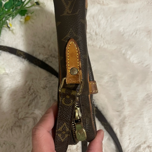 Authentic LV Vintage Crossbody bag - Picture 9 of 11